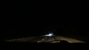 Karlı bir gece. Görüş mesafesi düşük.