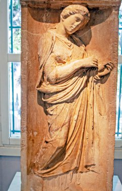 Atina 'daki Arkeoloji Seramik Müzesi' ndeki bir kadının rahatlatıcı görüntüsüne sahip antik Roma veya antik Yunan duvarı