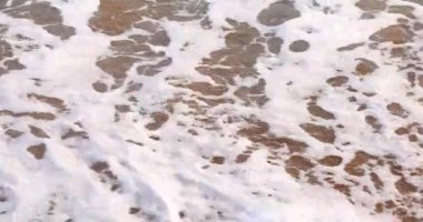 Kumlu bir sahilde deniz sörfü yapmak. Meditasyon ve rahatlama