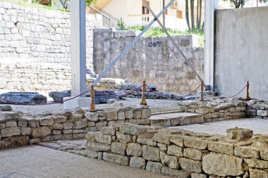 Merkezi Karadağ 'da geometrik desenli ve mitolojik karakterli zemin mozaiği