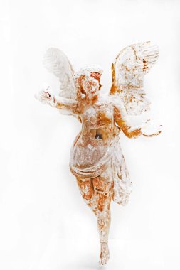 Hafif arka planda kanatlı bir tanrı heykelciği