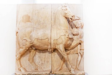 Attica 'dan antik Yunan cenaze taşından mermer kabartma