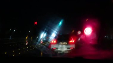 11 Ocak 2026 gecesi Avusturya 'da bir otoyol kontrol noktasından geçerek.