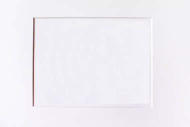 Paspası olan beyaz bir arka plan. Metin ve reklam için bir model..