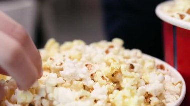 Sinemada film izlemeden önce patlamış mısır yemek. Aile gezisi.