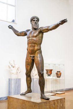 17 Ekim 2025 'te Atina Ulusal Müzesi' nde Tanrıça Artemision 'un antik Yunan bronz heykeli