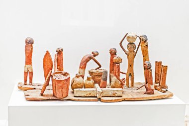 Antik Mısır ahşap heykelciği, Atina Ulusal Mimarlık Müzesi 'nde günlük yaşamı resmediyor, 17 Ekim 2025