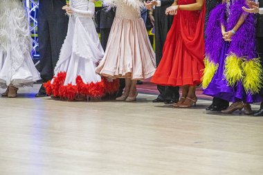 Dans gösterisinden önce dansçılara çok renkli standart elbiseler