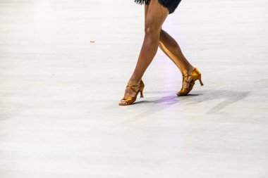 Dans pistinde dans eden bir dansçının ince bacakları.