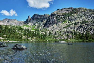 Moraine Gölü ve Banff Kanada 'da kayalık dağlar.