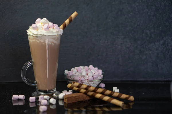 Forró csokoládé tejszínhabbal tejeskávéval mályvacukorral és gofrisütőszalmával — Stock Fotó