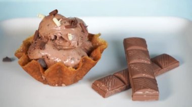 Çubuklu ve dekoratif çikolatalı waffle, 4K yakın çekim.