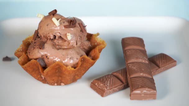 Crème glacée au chocolat dans un panier snap gaufre avec barres et décoration, 4K close up — Video