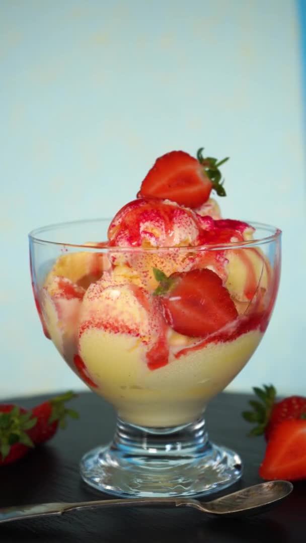 Vanilleeis mit Erdbeerbelag beißt Dessertkugelschichten, 4K vertikal — Stockvideo