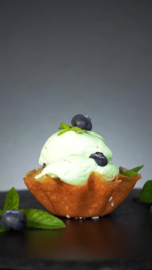 4K vertical fusión menta helado chocolate mordeduras arándanos en la cesta de broche — Vídeos de Stock