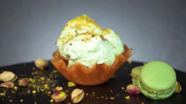 Fıstık ezmesi, çikolata parçalı dondurma topu ve kurabiye sepeti.