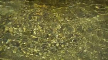 Temiz su çeşmede, şelalede dalgalanır. Yavaş çekim temiz yüzey dokusu