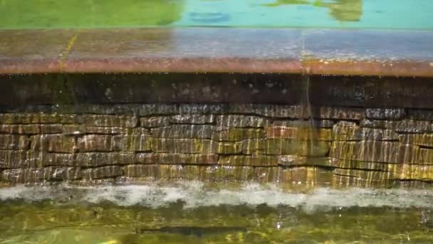 Escalón de barrera de fuente, cascada de arquitectura, jardín de ciudad de patrón de textura de piedra — Vídeo de stock