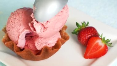 Taze çilekli dondurmalı waffle sepeti ve tatlı.