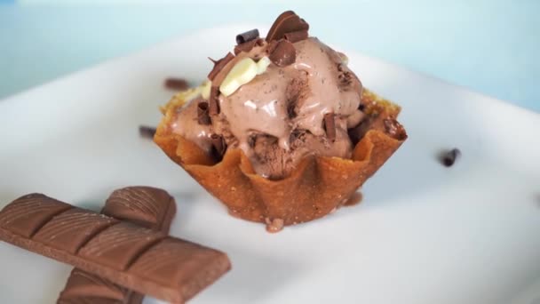 巧克力冰淇淋，夹在带有酒吧和装饰的小篮华夫饼中，4K — 图库视频影像