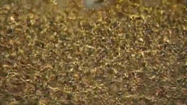 Temiz su çeşmede, şelalede dalgalanır. Yavaş çekim temiz yüzey dokusu