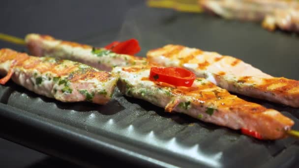 Pinchos de salmón con soya, chile, adobo de salsa de lima fritura con vapor, 4K — Vídeos de Stock