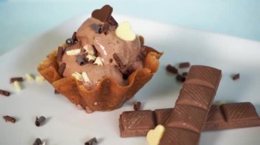 Çubuklu ve dekoratif çikolatalı waffle, 4K yakın çekim.