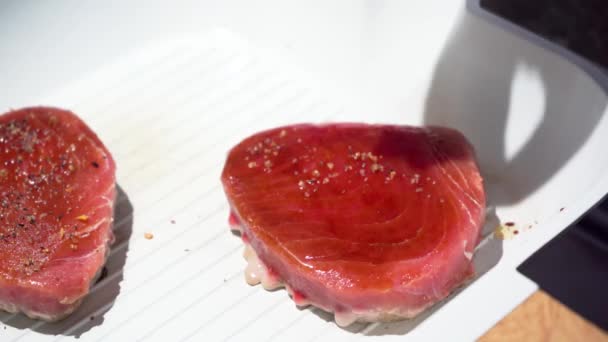 Женские ручные брызги со стейком из тунца с соевым соусом, белая сковорода 4К — стоковое видео