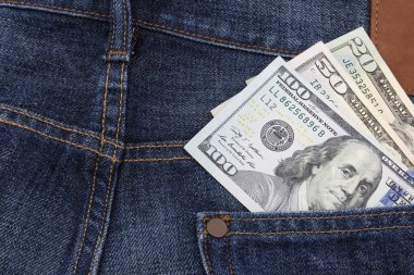 Bize dolar bir cebinde.