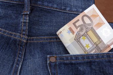 Bir cebinde Euro (Eur).