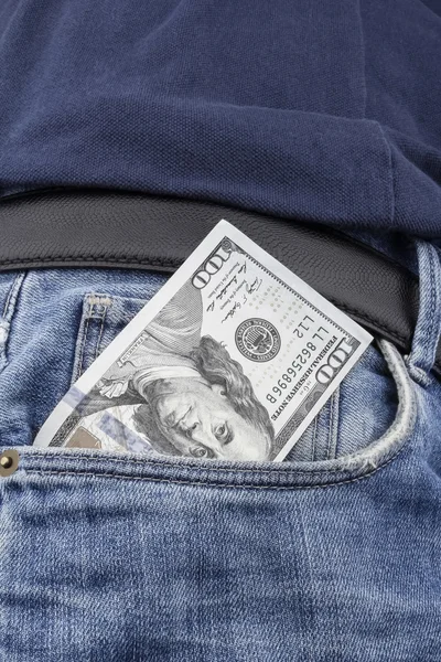 Долларовые купюры в переднем кармане . — стоковое фото
