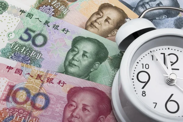 Dinheiro chinês (RMB) e relógio. Tempo é dinheiro. Conceito de negócio . — Fotografia de Stock