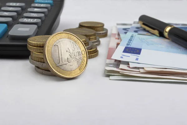 Un día en la oficina. (Calculadora Euros y un bolígrafo ) —  Fotos de Stock