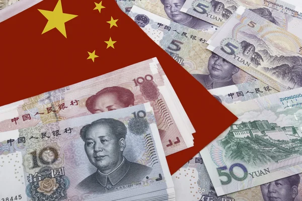 Dinheiro chinês e uma bandeira — Fotografia de Stock