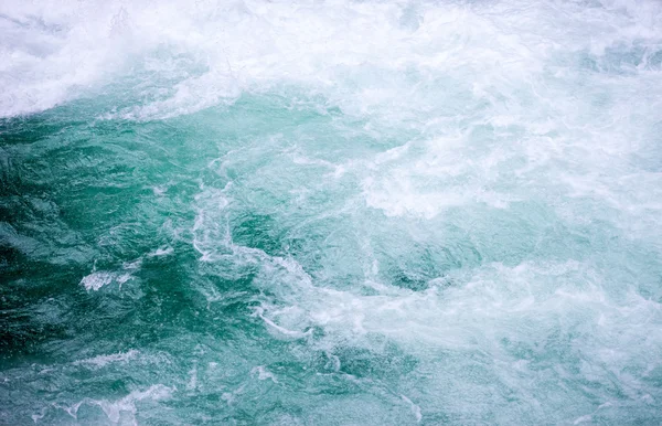 Kraftfullt grönt vatten ström — Stockfoto