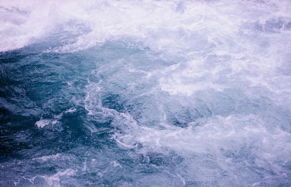 Poweful blå vatten ström — Stockfoto