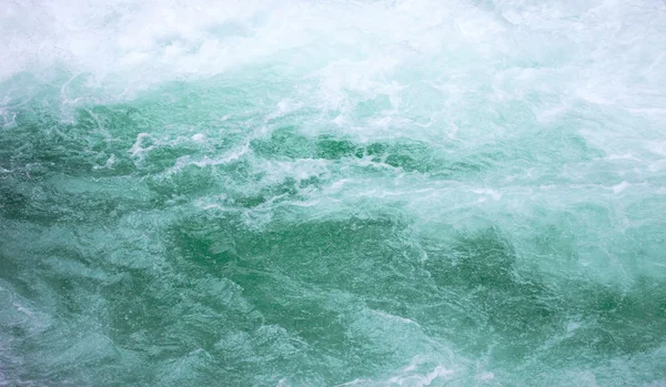 Kraftfullt grönt vatten ström — Stockfoto