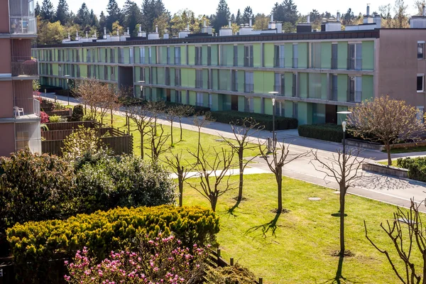 View on apartment house and garden — Stock Photo, Image