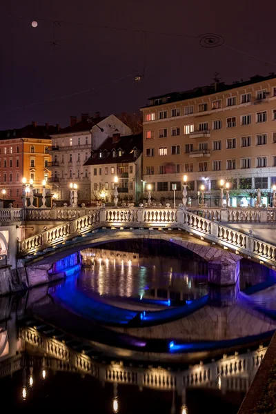 Puente triple en Liubliana por la noche — Foto de Stock