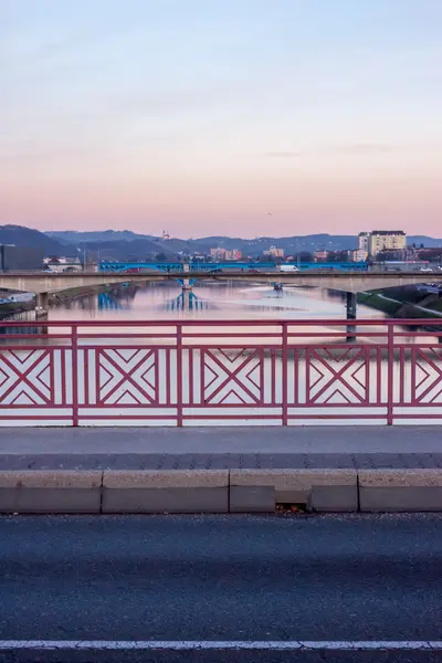 川や橋に沈む夕日 — ストック写真