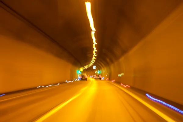 Niewyraźne jazdy w tunelu — Zdjęcie stockowe