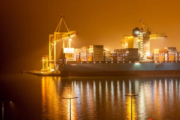 Blurred cargo ship and crane — Stock Photo, Image