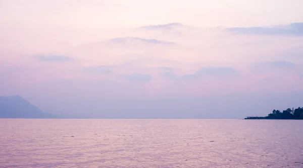 Puesta de sol rosa sobre el lago — Foto de Stock