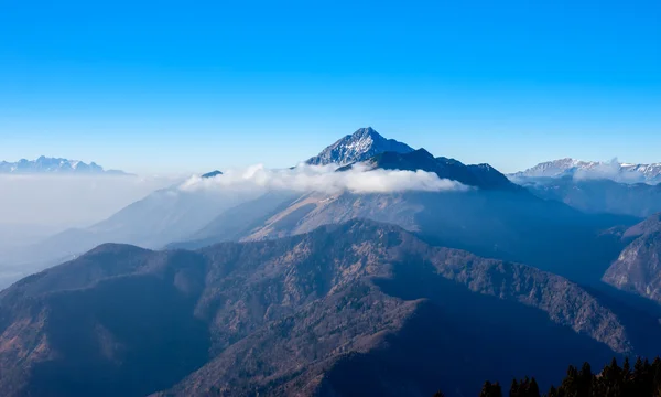 Nebelige Berglandschaft — Stockfoto