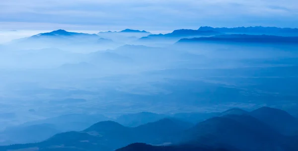 Azul niebla paisaje de montaña — Foto de Stock