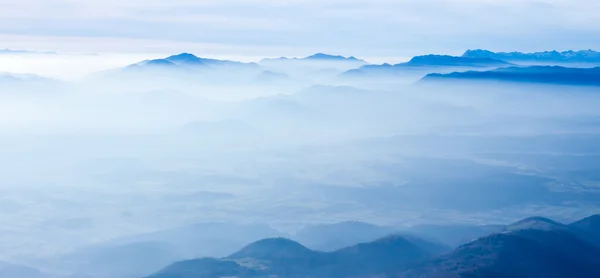 Modrá mlha horská krajina — Stock fotografie