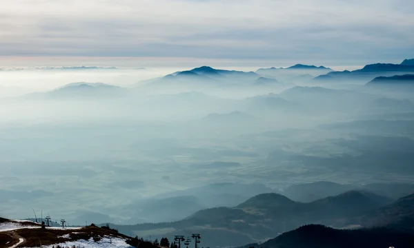 Azul niebla paisaje de montaña — Foto de Stock