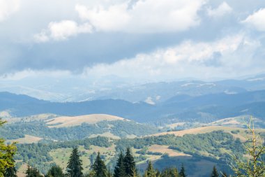 Bulutlu dağ manzarası