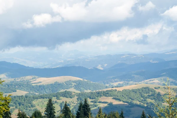 Bulutlu dağ manzarası