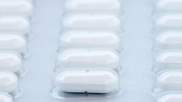 Белые таблетки в блистерной упаковке — стоковое фото